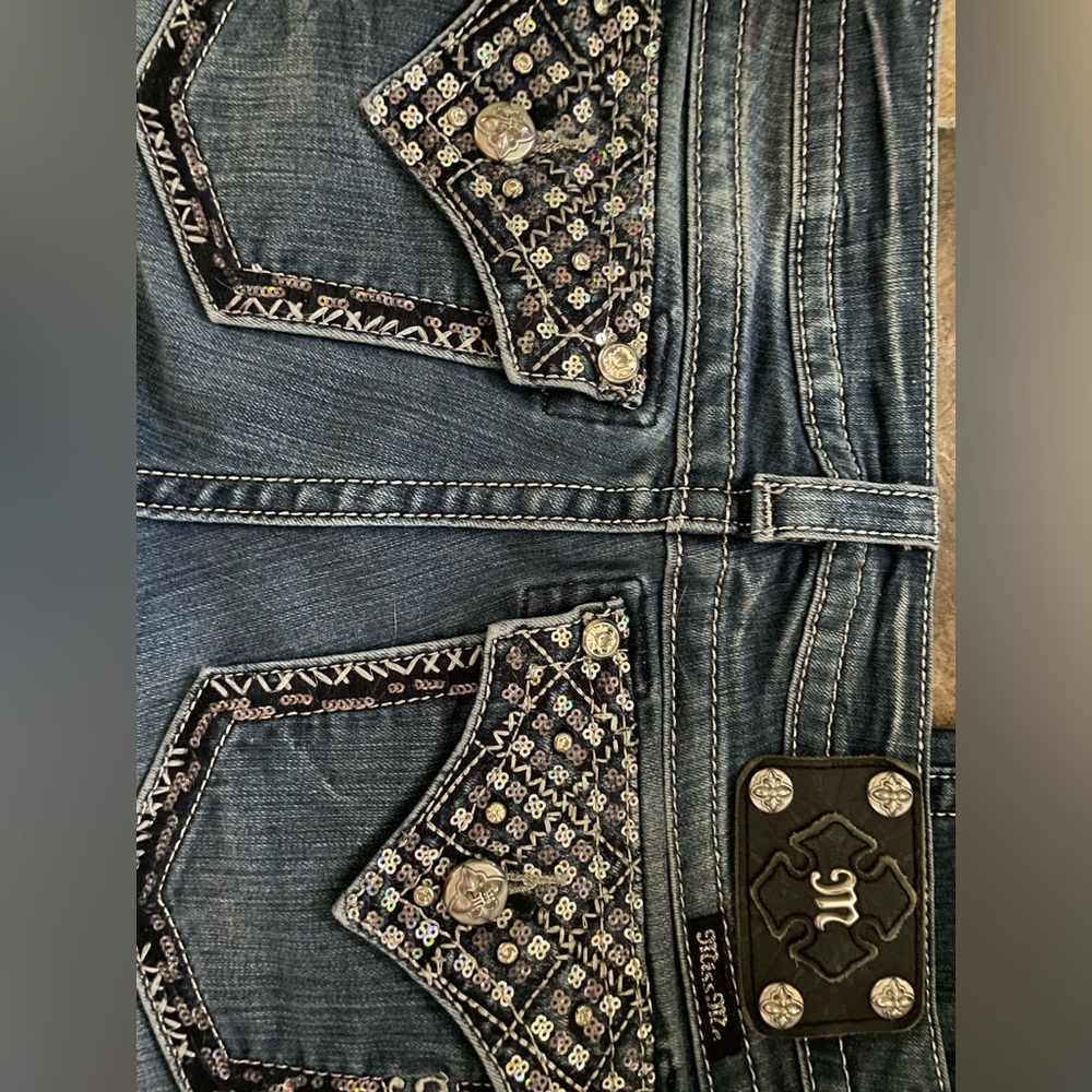 Embellished Dark Blue Women’s Jeans with Decorative Pocket Detail